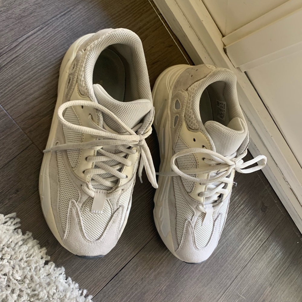 Yeezy 700 Boost Analog